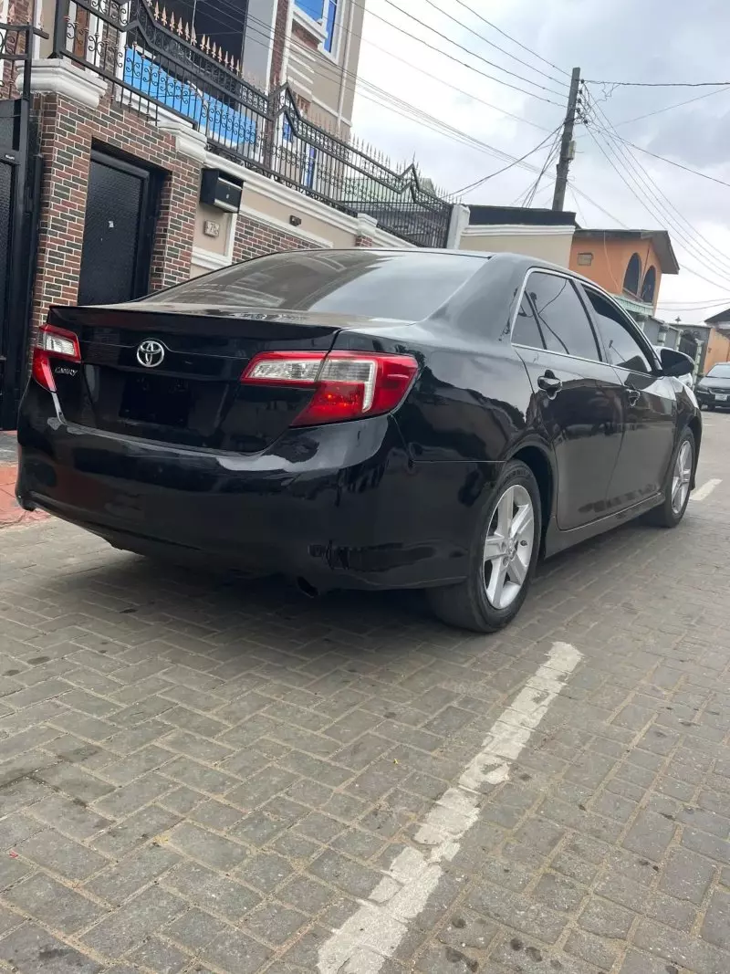 Toyota Camry   - 2012
