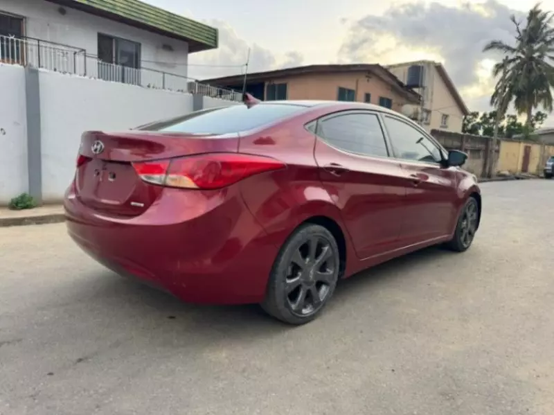 Hyundai Elantra   - 2011