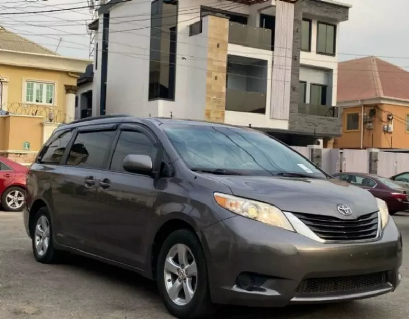 Toyota Sienna   - 2011