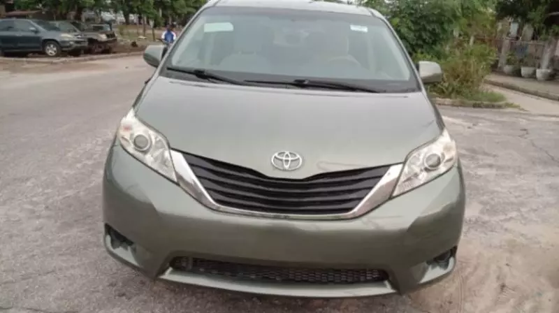 Toyota Sienna   - 2011