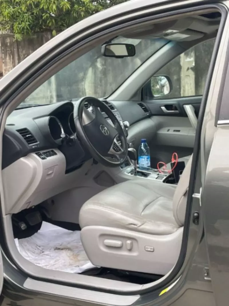 Toyota Highlander   - 2012