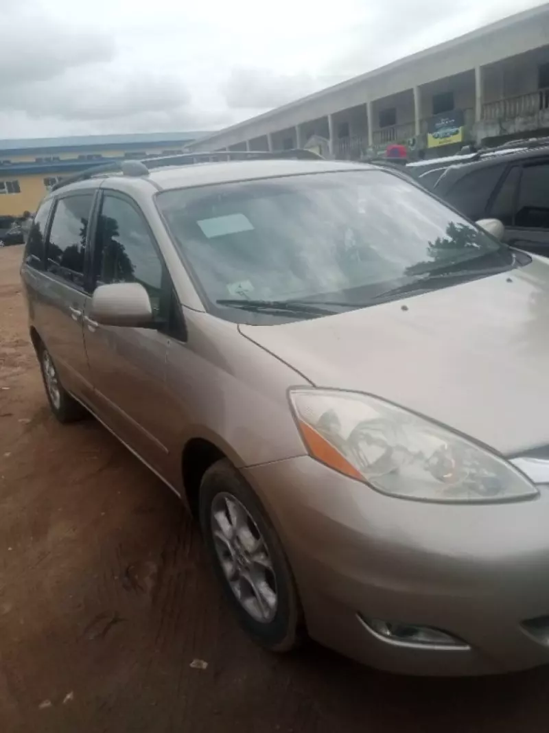 Toyota Sienna   - 2006