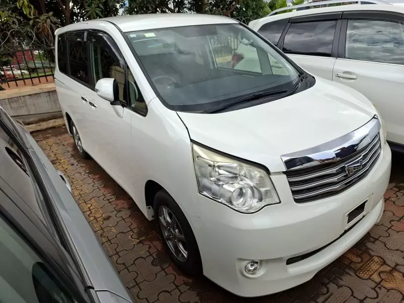 Toyota Noah   - 2012