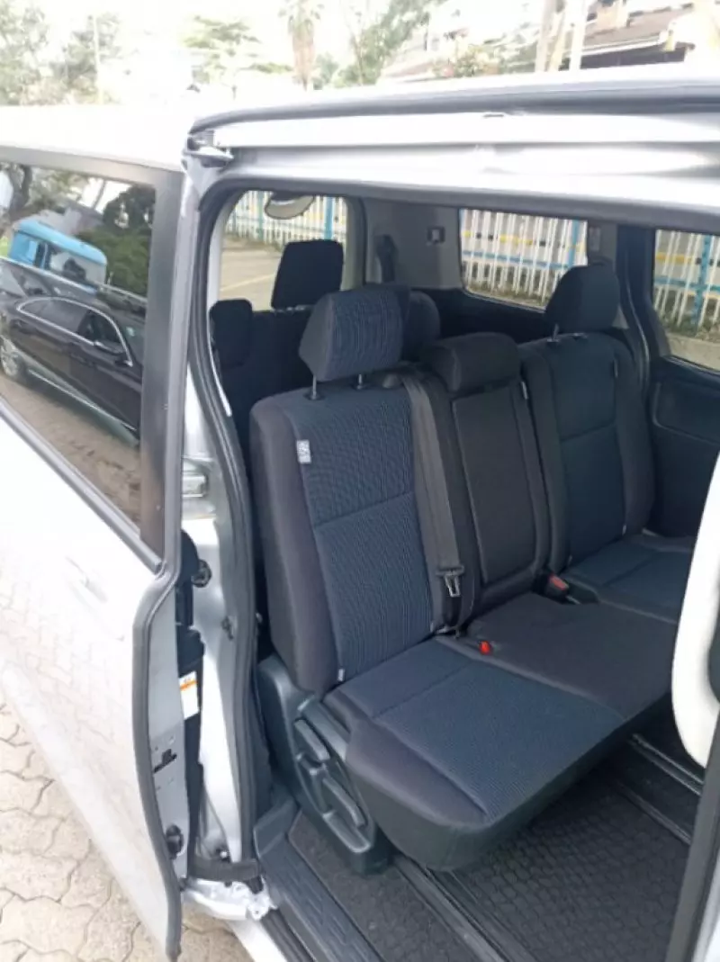Toyota Voxy    - 2017