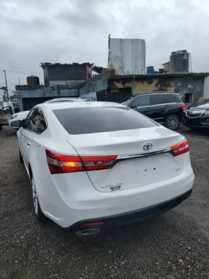 Toyota Avalon   - 2013