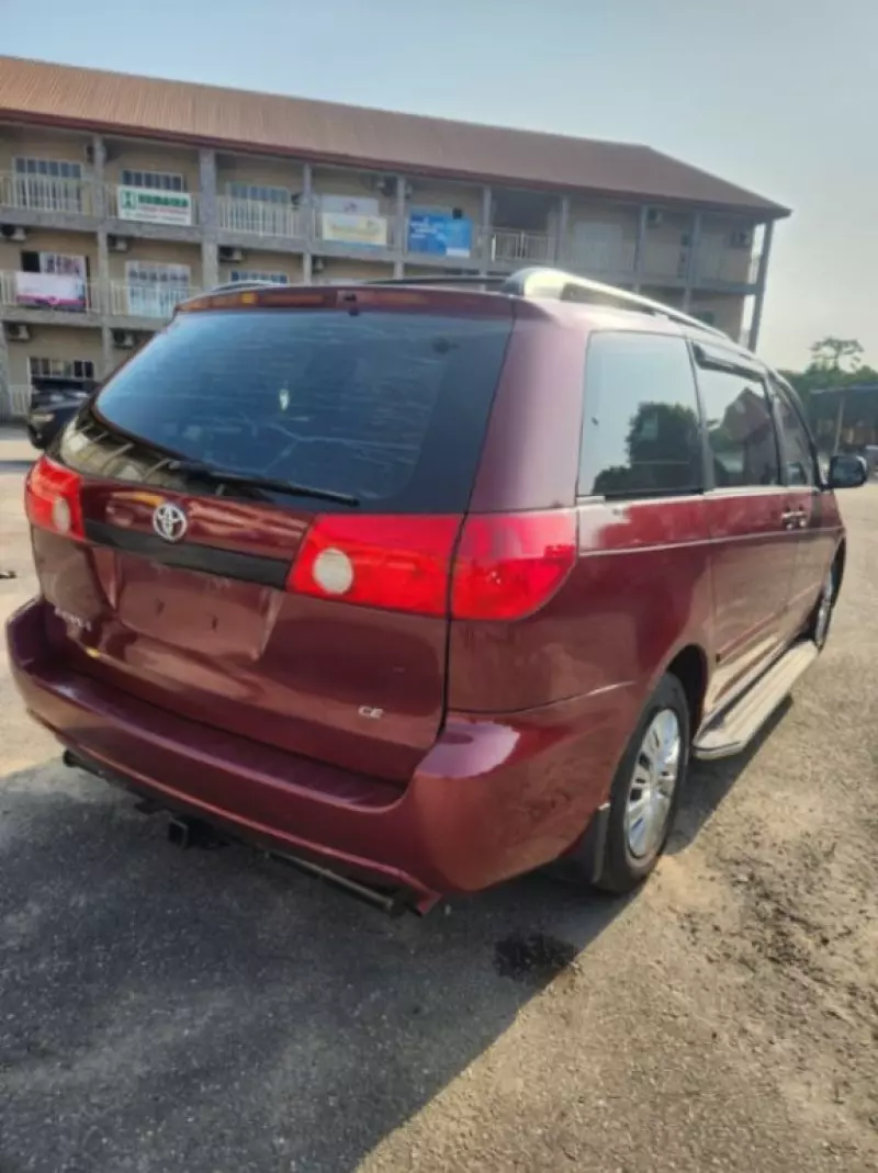 Toyota Sienna - 2010