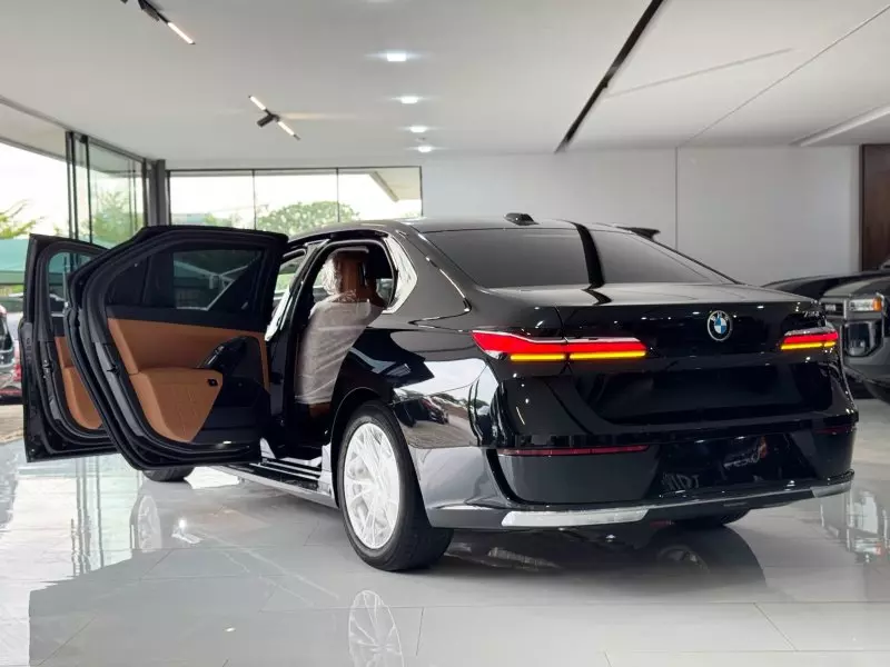 BMW 735   - 2025