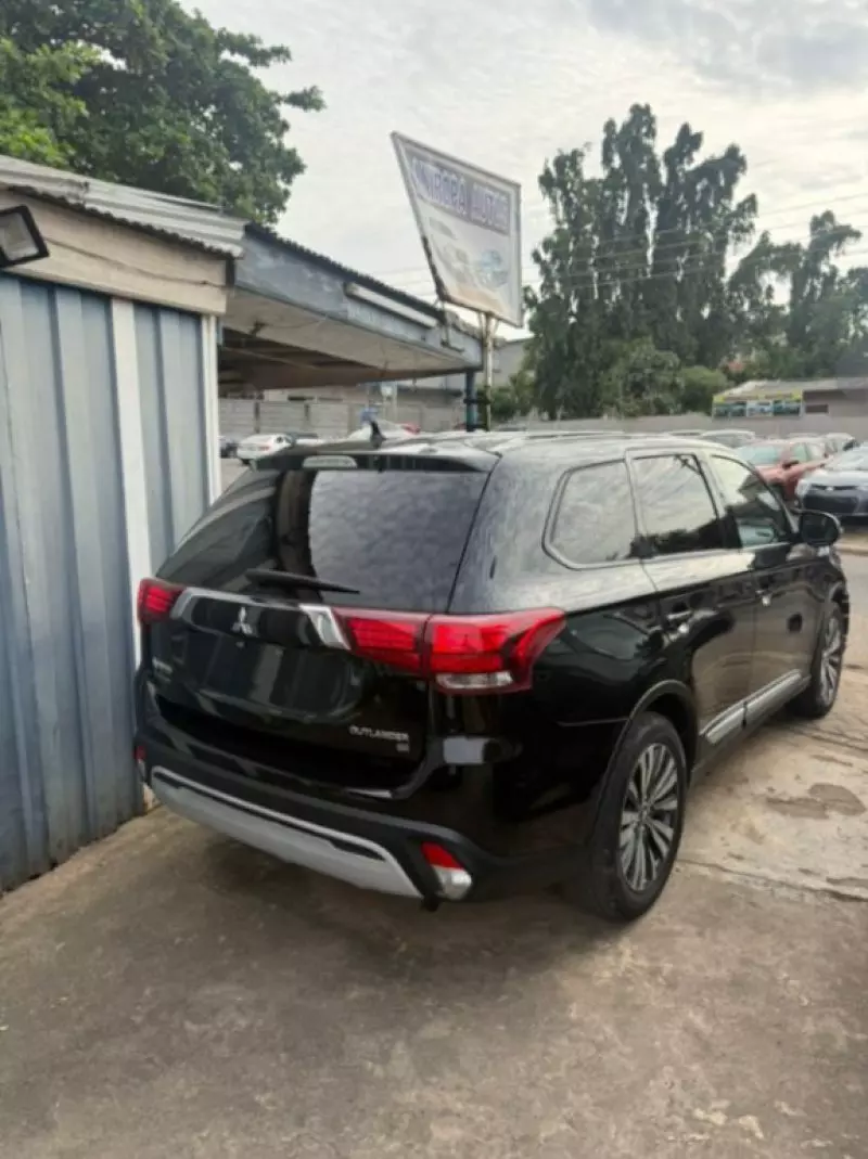 Mitsubishi Outlander   - 2019