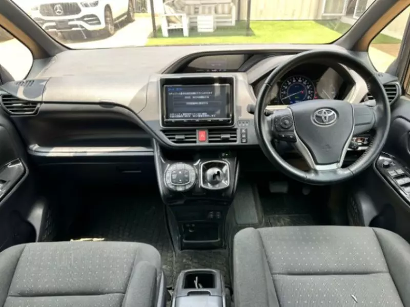 Toyota Voxy    - 2018