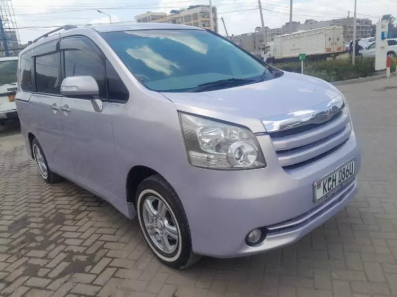 Toyota Noah   - 2009