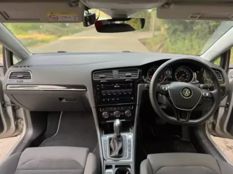 Volkswagen Golf   - 2017