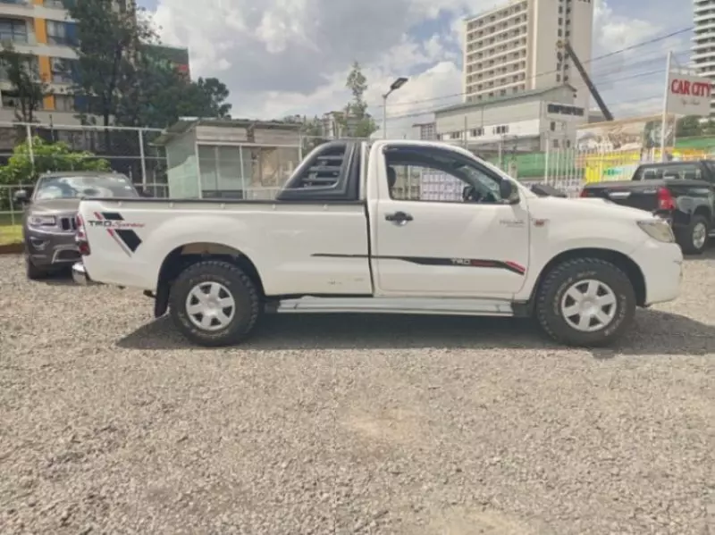 Toyota Hilux   - 2014