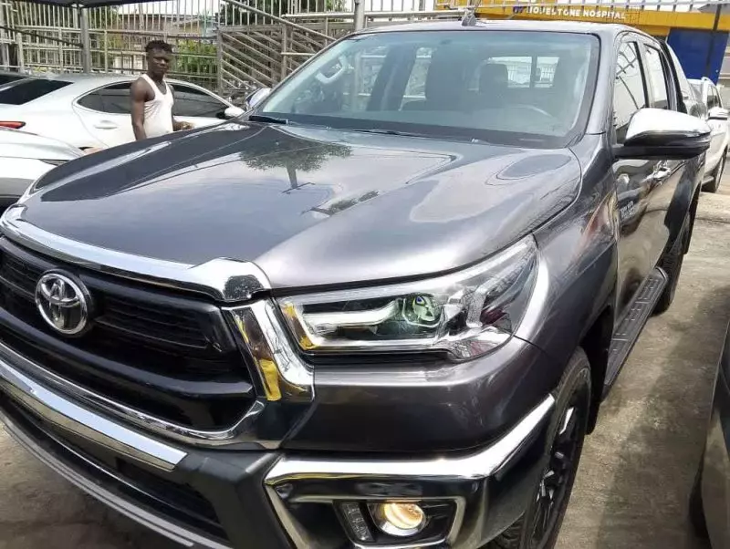 Toyota Hilux   - 2022
