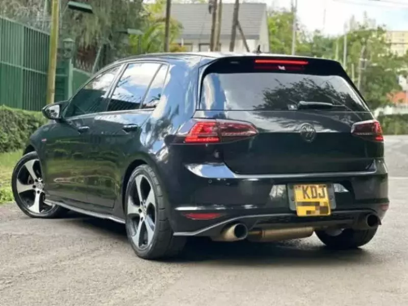 Volkswagen Golf   - 2015
