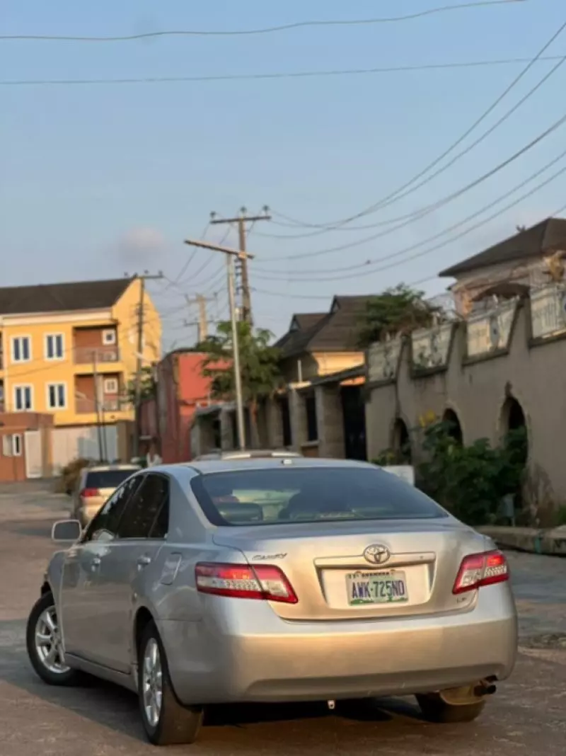 Toyota Camry   - 2011