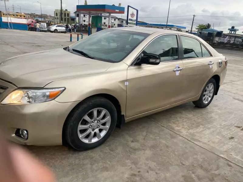 Toyota Camry   - 2010