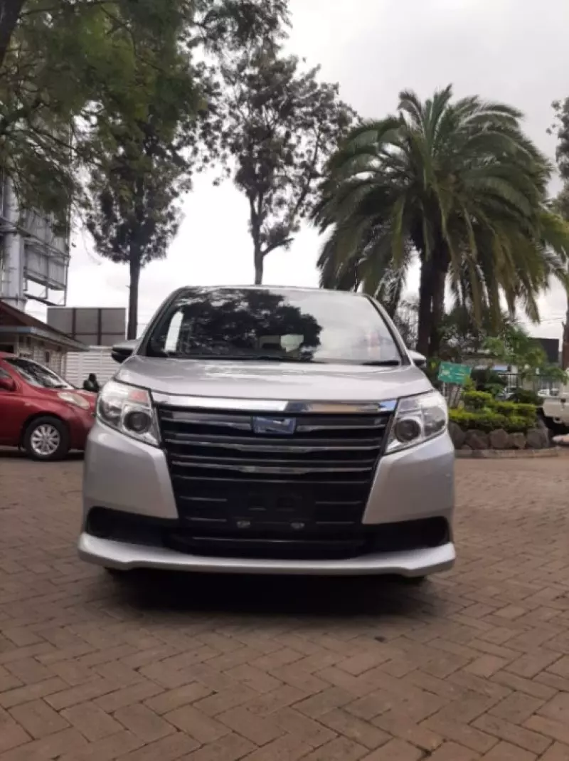 Toyota Noah Hybrid   - 2017