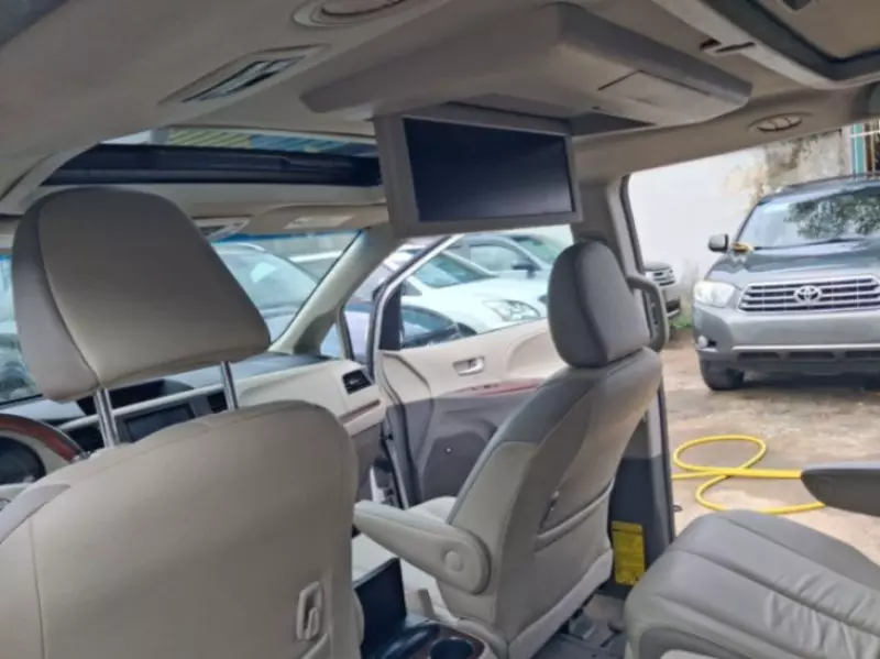 Toyota Sienna   - 2013