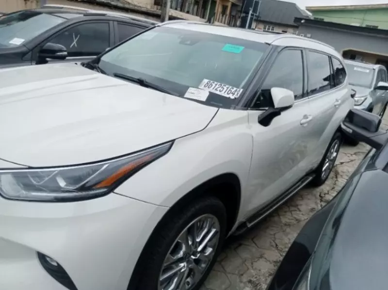 Toyota Highlander   - 2021