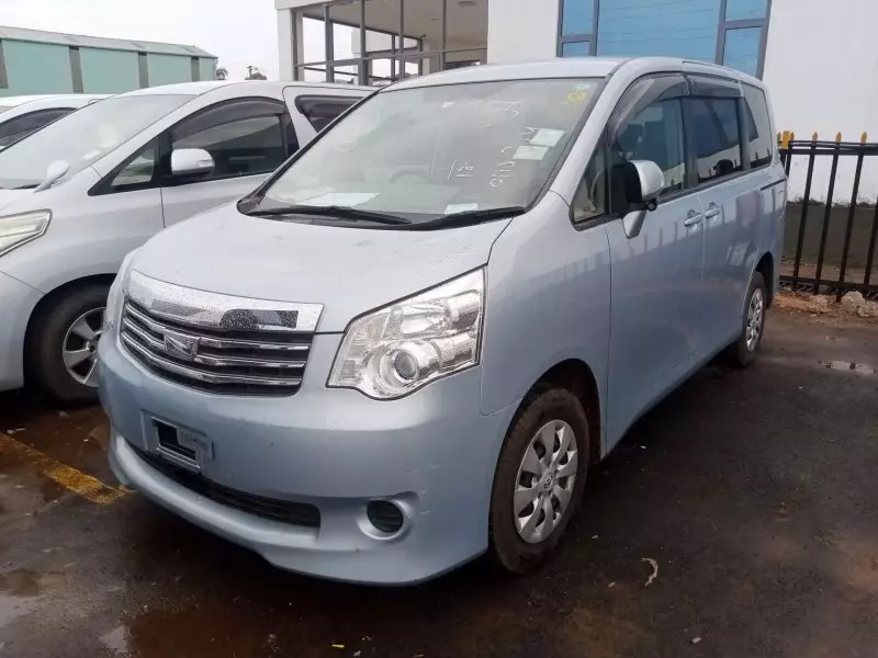 Toyota Noah   - 2012
