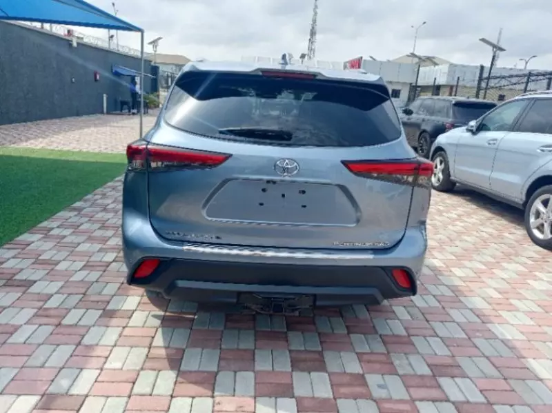 Toyota Highlander   - 2020