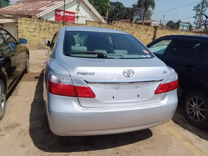 Toyota Premio    - 2012