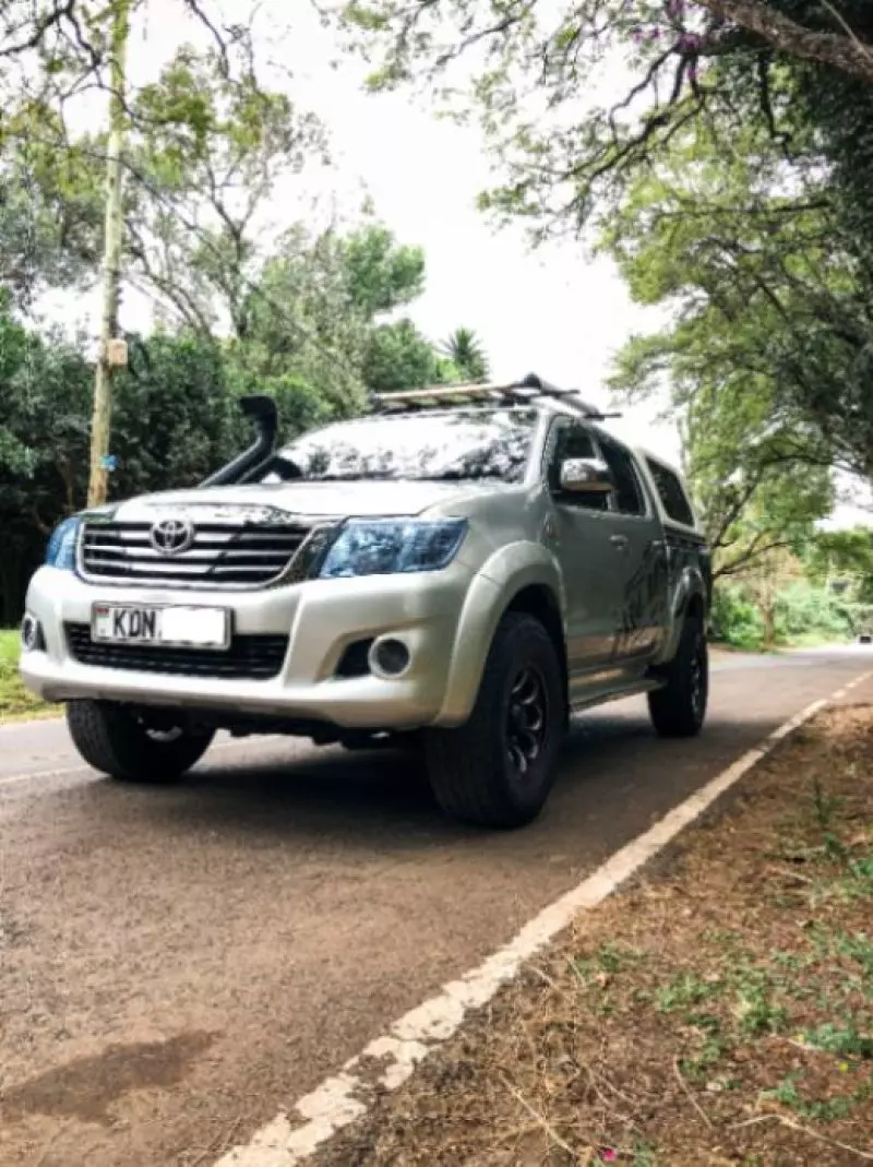 Toyota Hilux    - 2014