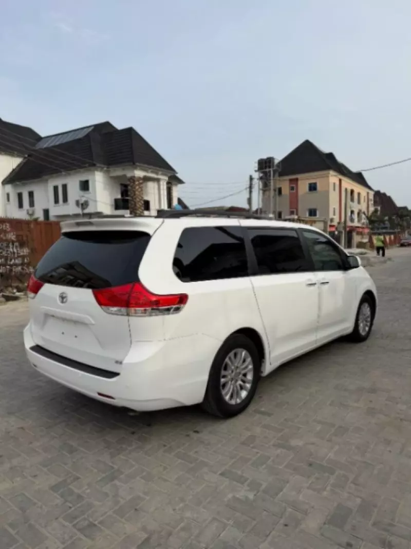 Toyota Sienna   - 2012