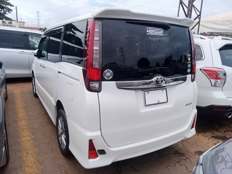 Toyota Noah   - 2015