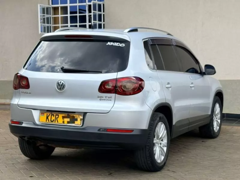 Volkswagen Tiguan   - 2011