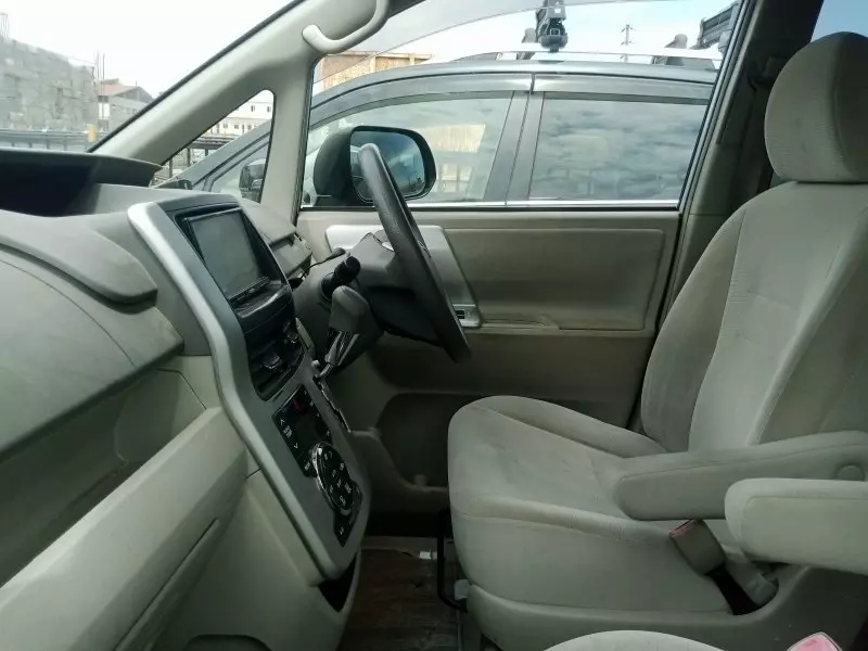 Toyota Noah   - 2012