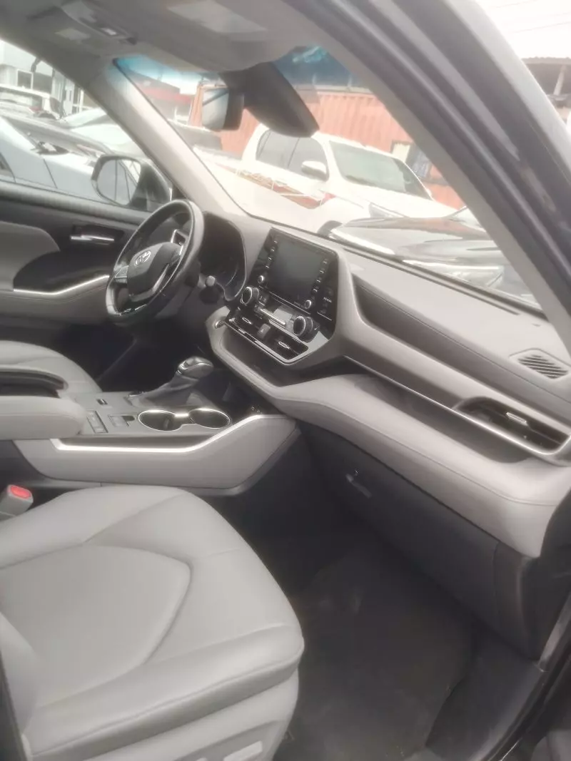 Toyota Highlander   - 2020