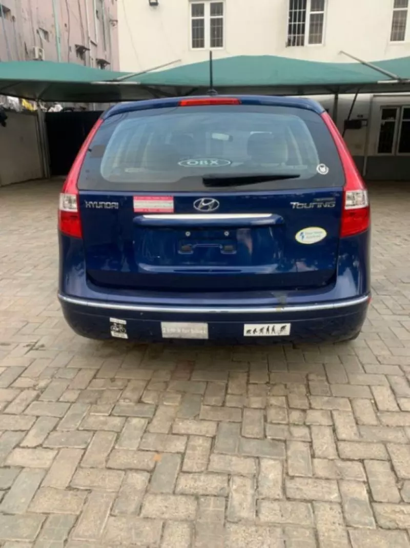 Hyundai Elantra   - 2012