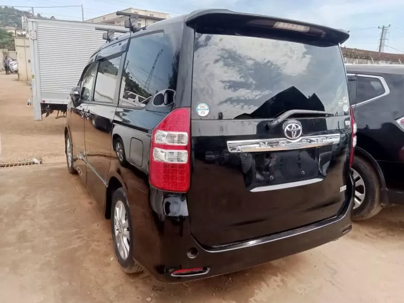 Toyota Noah   - 2011