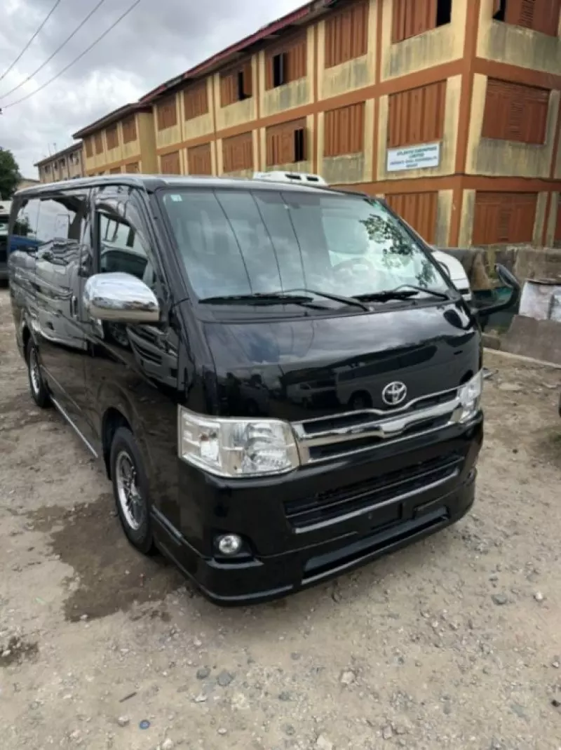 Toyota Hiace   - 2011