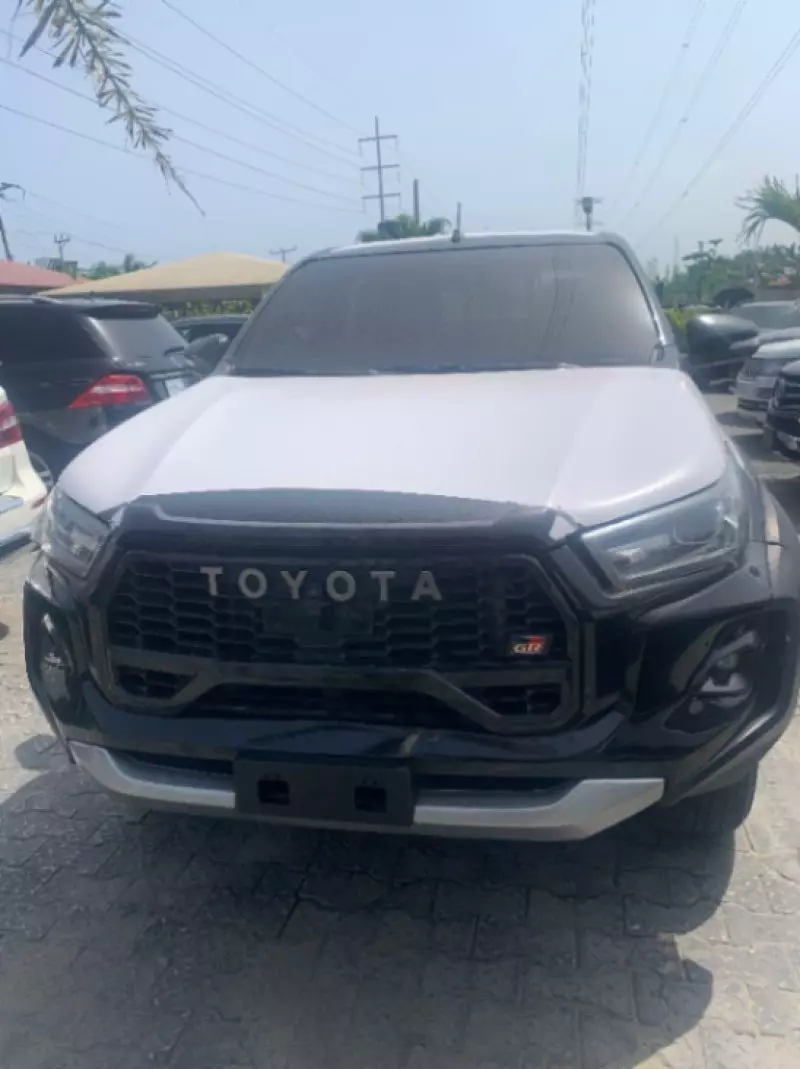 Toyota Hilux    - 2022