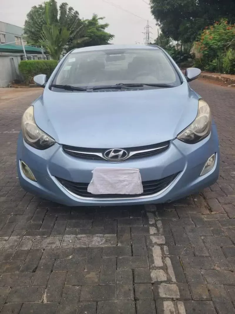 Hyundai Elantra   - 2012