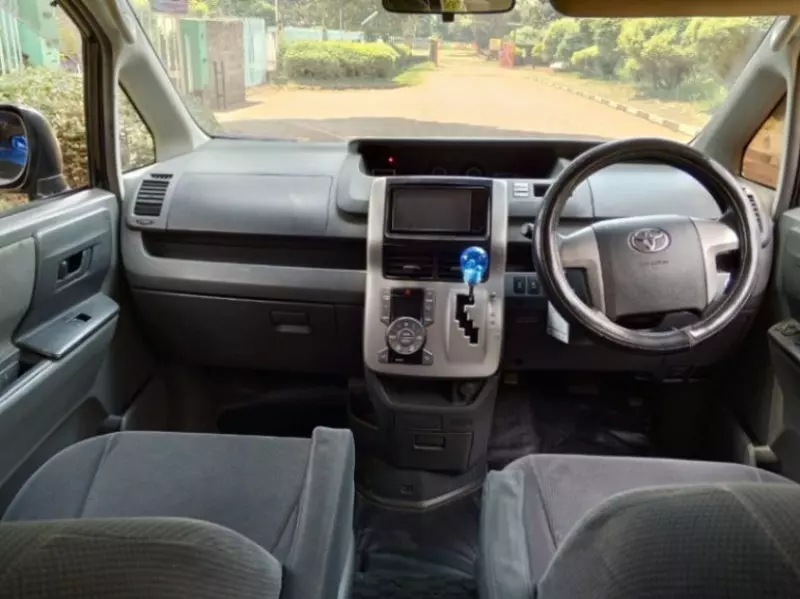 Toyota Voxy    - 2013