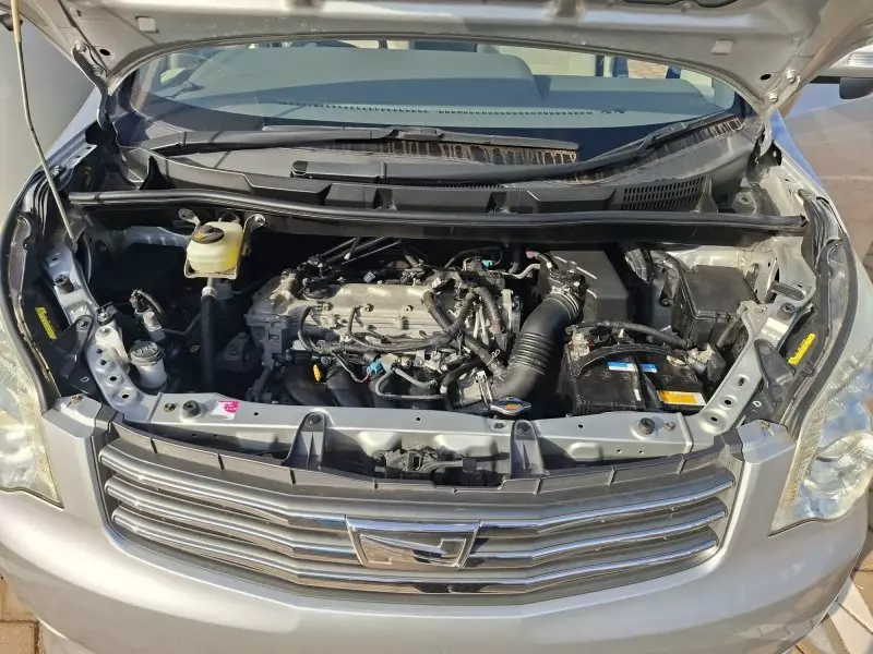 Toyota Noah   - 2013