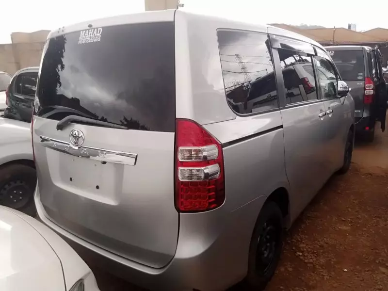 Toyota Noah   - 2012