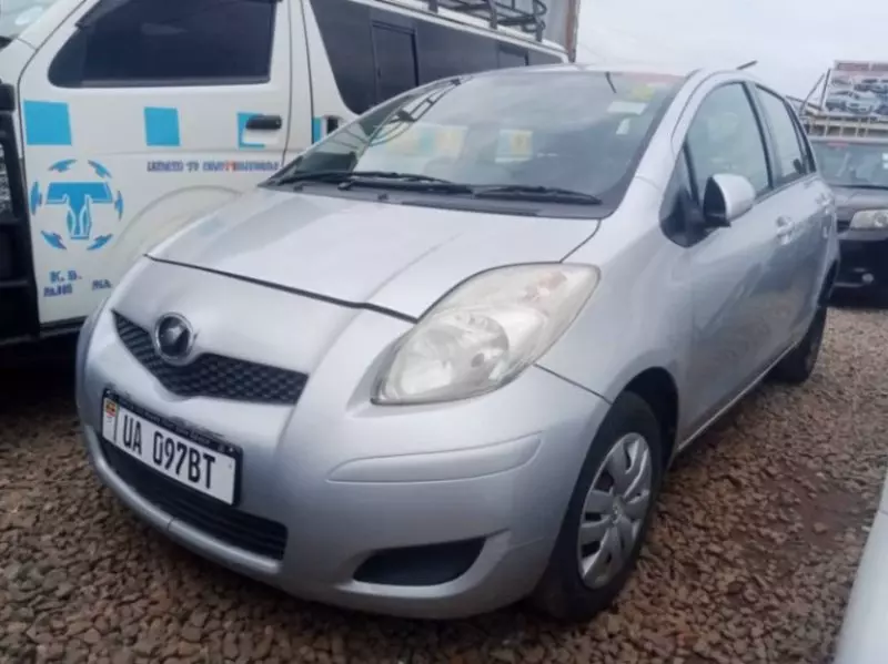 Toyota Vitz   -