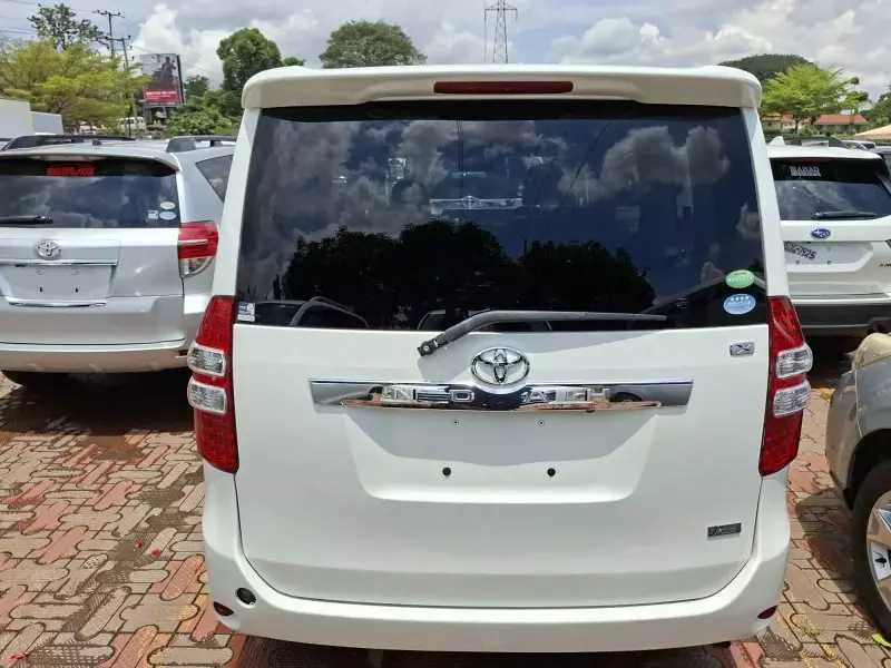 Toyota Noah   - 2012