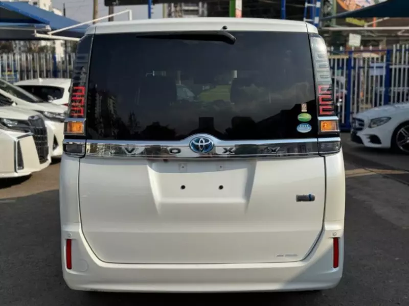 Toyota Voxy    - 2015