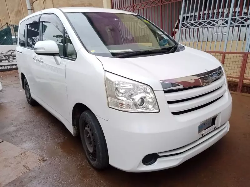Toyota Noah   - 2009