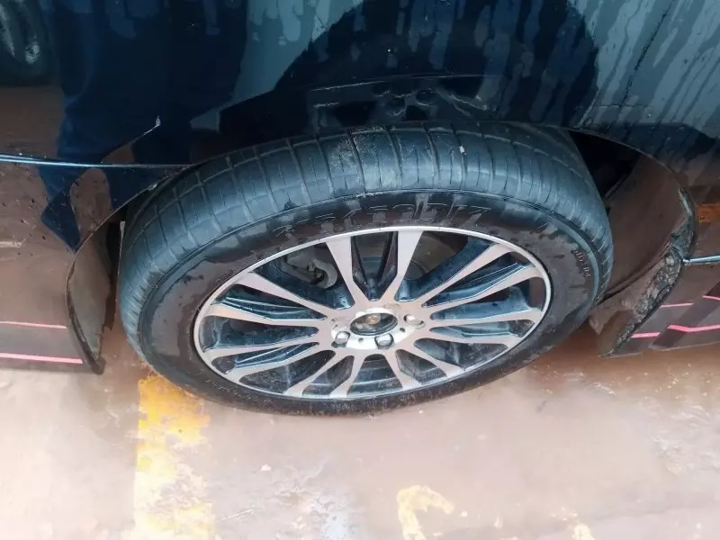 Toyota Noah   - 2012