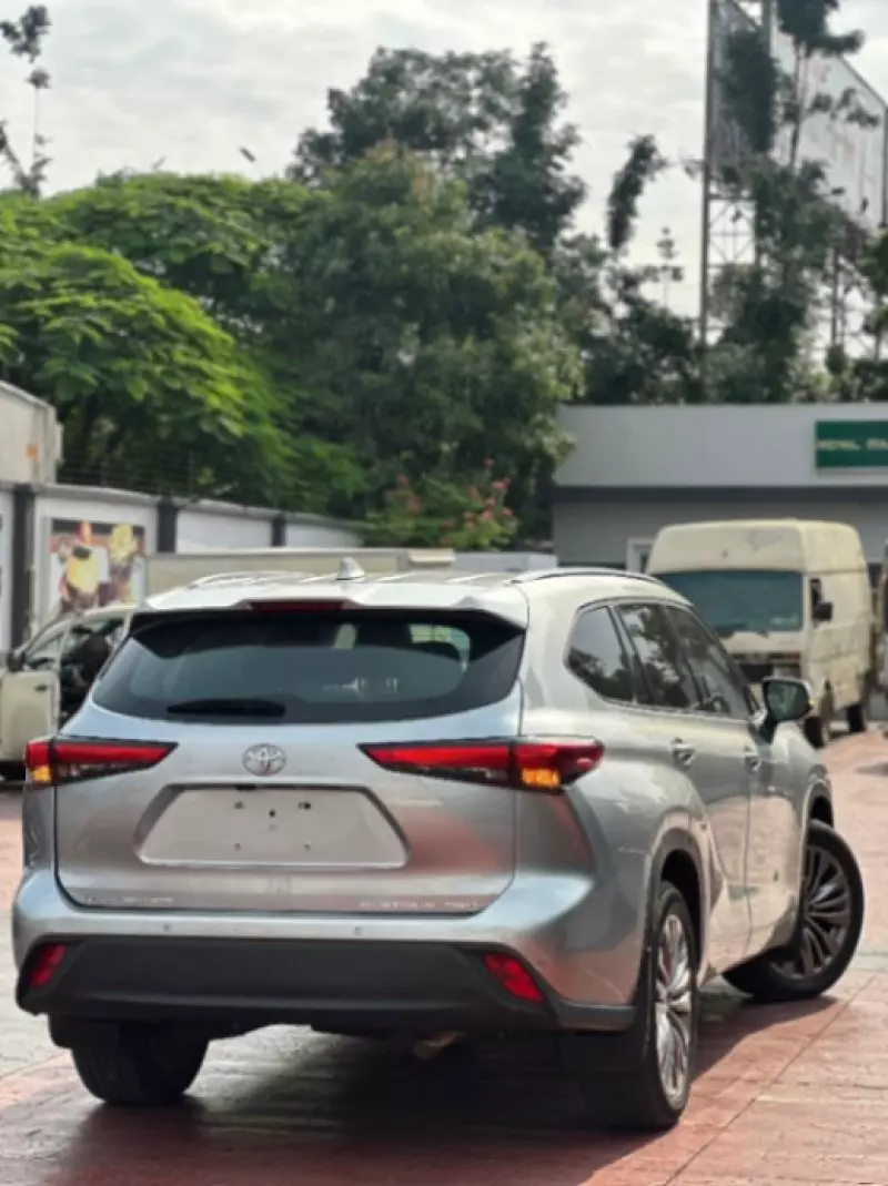 Toyota Highlander   - 2021