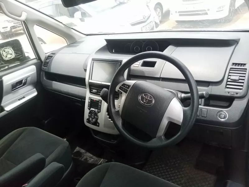 Toyota Noah   - 2011
