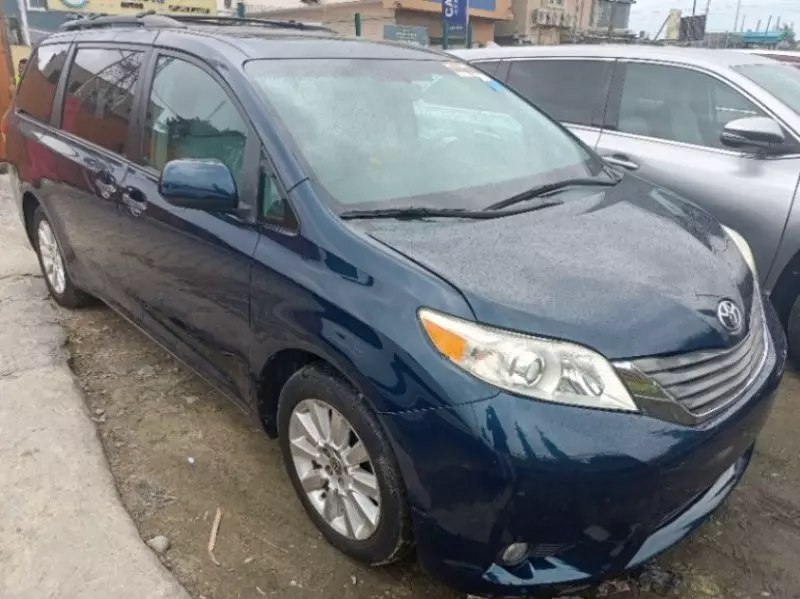 Toyota Sienna   - 2010