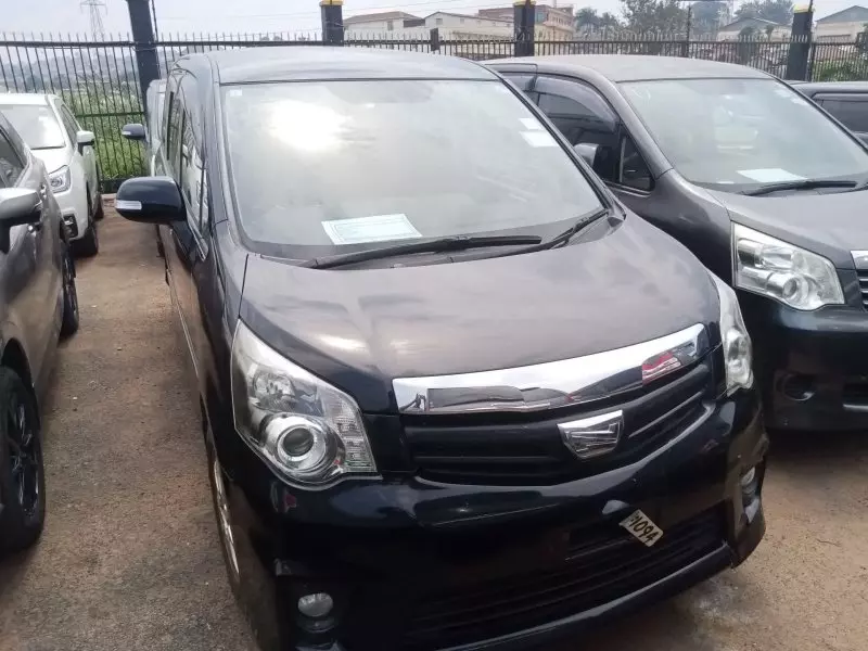 Toyota Noah   - 2012