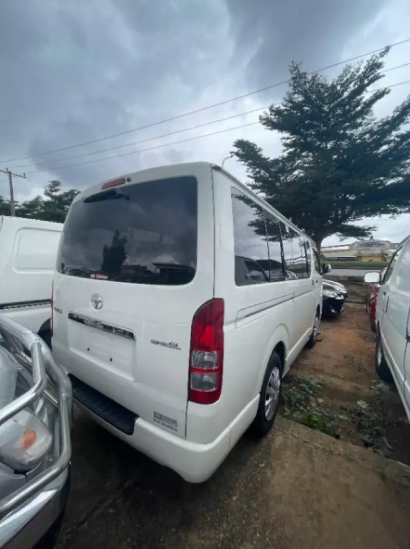 Toyota Hiace   - 2014